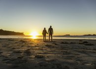 Пара наблюдает закат из Лонг-Бич, Национальный парк Тихоокеанский рубеж, остров Ванкувер, Британская Колумбия, Канада — стоковое фото