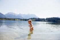 Маленький хлопчик плаває в озері — стокове фото