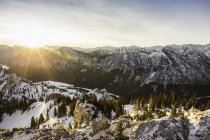 Paisagem montanhosa coberta de neve ao nascer do sol, montanha Teufelstattkopf, Oberammergau, Baviera, Alemanha — Fotografia de Stock