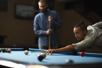 Mann spielt Pool, selektiver Fokus — Stockfoto