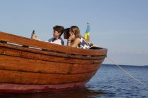 Друзья на лодке делают селфи в голубом океане — стоковое фото