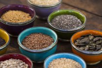 Taças de sementes de girassol, sésamo, abóbora, linhaça, chia, linho e nigela — Fotografia de Stock