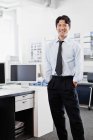 Бізнесмен посміхається в офісі — стокове фото