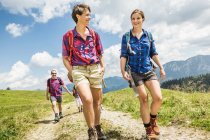 Groupe d'amis randonnée, Tyrol, Autriche — Photo de stock