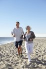 Couple jogging sur la plage — Photo de stock
