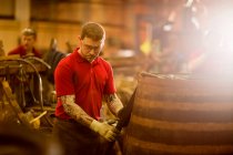 Mittlerer erwachsener Mann macht Whisky-Fass in Küferei — Stockfoto