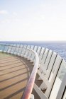 Deck des Kreuzfahrtschiffes mit Einzäunung im hellen Sonnenlicht — Stockfoto