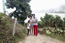 Retrato de pareja e hijo en la playa de Ipanema, Rio De Janeiro, Brasil - foto de stock