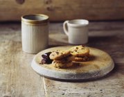 Biscotti al cioccolato fondente su tagliere vintage in legno — Foto stock