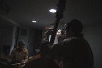 Музыканты с двойным басом и барабанами в музыкальной студии — стоковое фото