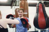 Boxer-Training, Schläge auf den Handschuh des Teamkollegen — Stockfoto