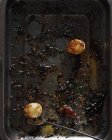 Moule à pâtisserie avec restes d'oignons rôtis — Photo de stock