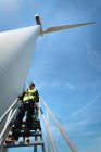 Trabalhador de manutenção em pé numa turbina eólica moderna, Biddinghuizen, Flevoland, Países Baixos — Fotografia de Stock