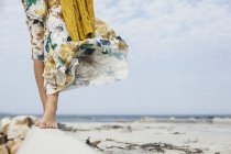 Молодые женщины ноги ходить по цементному блоку на пляже, Кейптаун, Западная Мыса, Южная Африка — стоковое фото