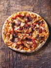 Італійський пряний курячий піца з червоний перець чилі, червоний лук і сир моцарелла — стокове фото