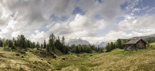 Vista à distância da cabine remota, Alta Badia South Tyrol, Itália — Fotografia de Stock