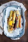 Plat à pâtisserie avec légumes rôtis et moitié citron — Photo de stock
