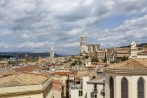 Cathedral and sant felix church behind skyline from old walls of girona town — Stock Photo