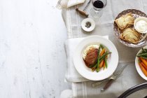 Teller mit Entenbrust, Karotten, Spargel und Kartoffelpüree und Apfelkuchen — Stockfoto
