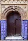 Porta arqueada ornamentada com azulejos autênticos — Fotografia de Stock