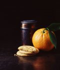Biscoitos de biscoito e frutas frescas de laranja — Fotografia de Stock