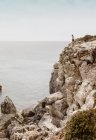 Mulher em pé no penhasco, Menorca, Espanha — Fotografia de Stock