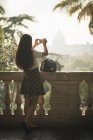 Frau fotografiert mit Handy, Pincio-Gärten, Villa Borghese, Rom — Stockfoto