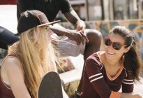 Two female friends chatting in city skatepark — Stock Photo