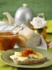 Brot mit Käse und Marmelade auf Teller, Nahaufnahme — Stockfoto