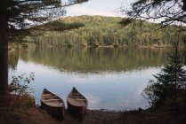 Two canoes at waters edge, Algonquin, Ontario, Canada — Stock Photo