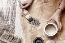Женщина рисует на материале, крупным планом — стоковое фото