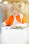 Портрет мальчика, сосредоточенного на рисовании — стоковое фото
