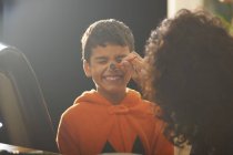 Мати малює сина гарбузовим носом для Хеллоуїна — стокове фото