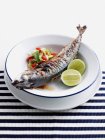 Тарелка жареной рыбы с салатом — стоковое фото