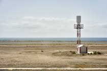 Torre de vigia e cabana do aeroporto costeiro, Lanzarote, Espanha — Fotografia de Stock
