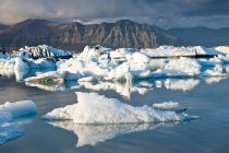 Vue panoramique des icebergs flottant dans les eaux glaciaires — Photo de stock