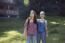 Retrato de duas amigas na floresta, Sattelbergalm, Tirol, Áustria — Fotografia de Stock