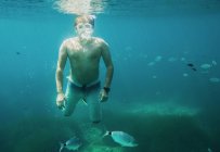 Vistas submarinas del hombre maduro snorkel de mar, Menorca, Islas Baleares, España - foto de stock