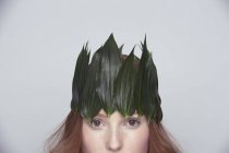 Jovem mulher usando coroa de folhas — Fotografia de Stock