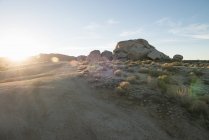 Pôr do sol e formação de rocha, Deserto de Mojave, Califórnia, EUA — Fotografia de Stock