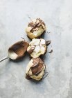 Крем-слойки с шоколадом — стоковое фото