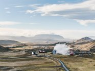 Landschaftsblick mit Geothermie-Kraftwerk — Stockfoto