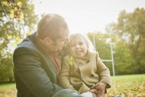Porträt von Tochter und Vater im Herbstpark — Stockfoto