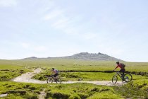 Cyclists cycling on hillside path — Stock Photo