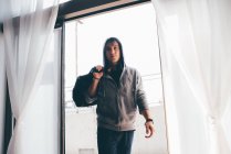 Mann in Tür trägt Holdall auf Schulter — Stockfoto