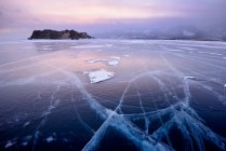 Blick auf Oltrek-Insel und gefrorenes Eis, Baikalsee, Olchon-Insel, Sibirien, Russland — Stockfoto