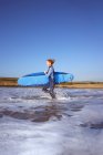 Mujer surfista corriendo en el agua - foto de stock