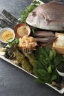 Prato de alimentos, incluindo peixe e produtos hortícolas frescos — Fotografia de Stock