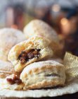 Puff pastry minced pies dusted with icing sugar on vintage plate — Stock Photo