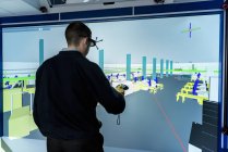 Инженер проверяет расположение фабрики в 3D в пакете виртуальной реальности — стоковое фото